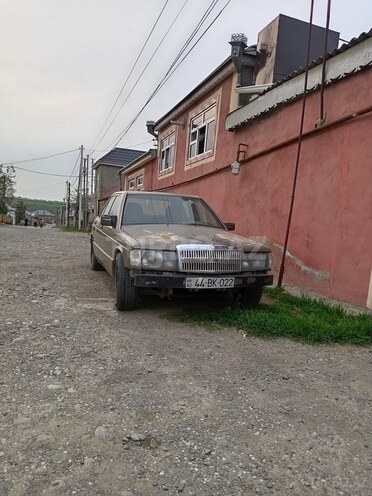 Mercedes 190 1992, 420,000 km - 2.3 l - Quba