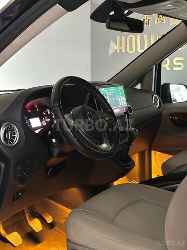 Mercedes V 220-13