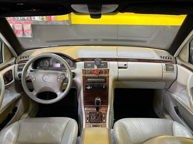 Mercedes E 320-9