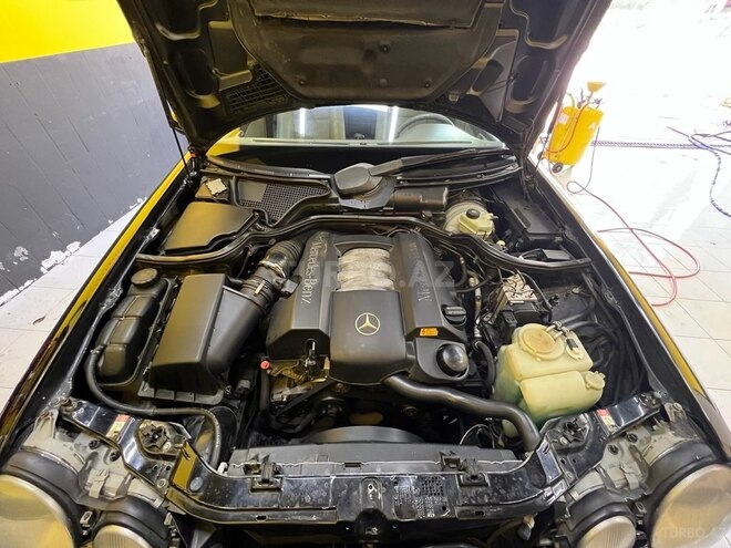 Mercedes E 320-21