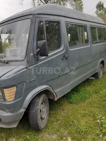 Mercedes 208 D 1993, 200,000 km - 2.2 л - Qusar
