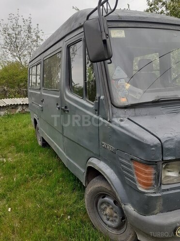Mercedes 208 D 1993, 200,000 km - 2.2 л - Qusar