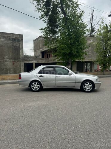 Mercedes C 200 1999, 387,000 km - 2.0 l - Quba