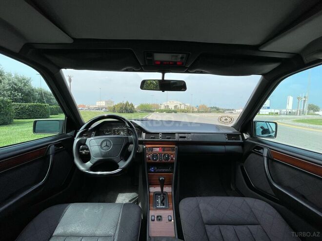 Mercedes E 220 1993, 289,788 km - 2.2 l - Bakı