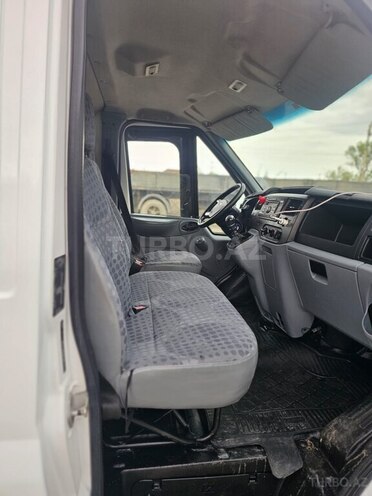 Ford Transit-12