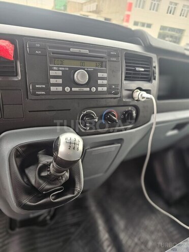 Ford Transit-13