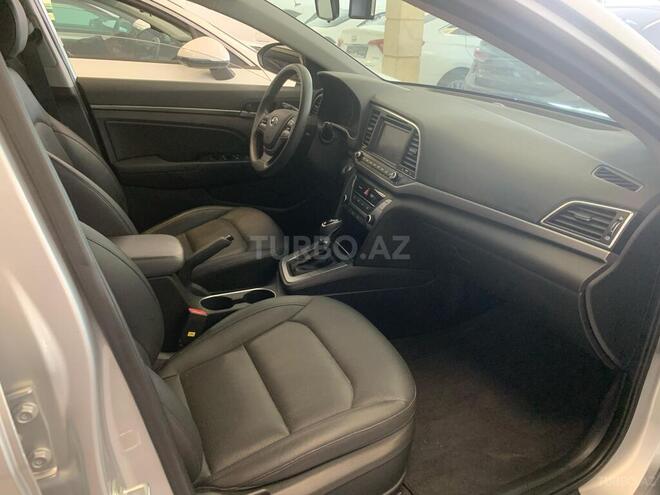 Hyundai Elantra-11
