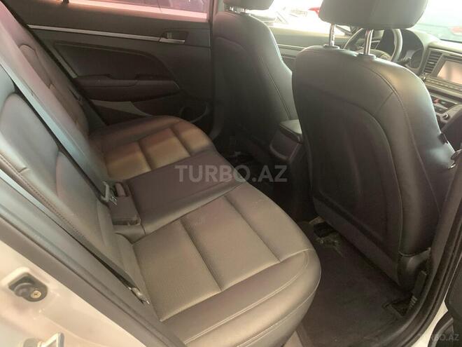 Hyundai Elantra-13