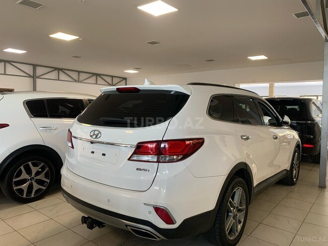 Hyundai Grand Santa Fe-2