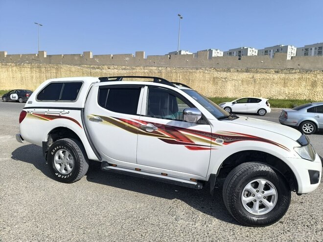 Mitsubishi L200 2011, 220,000 km - 2.5 l - Bakı