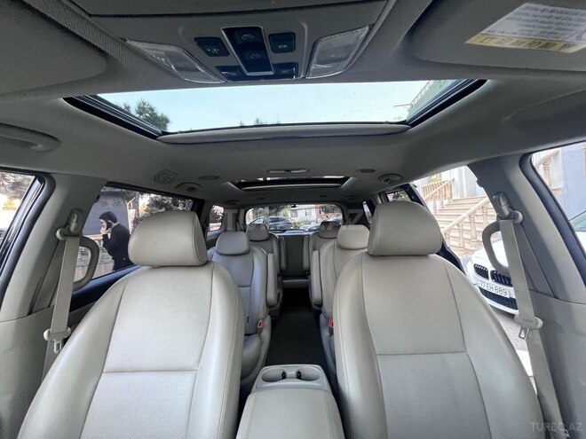 Kia Carnival-12