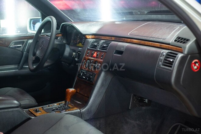 Mercedes E 240 1998, 268,000 km - 2.4 l - Sumqayıt