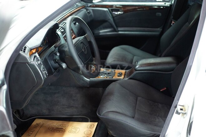 Mercedes E 240 1998, 268,000 km - 2.4 l - Sumqayıt