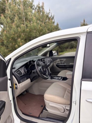 Kia Carnival-13