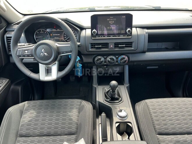 Mitsubishi L200-10