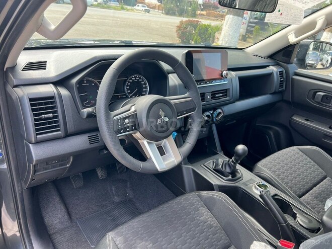 Mitsubishi L200-12