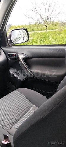 Toyota RAV4 2003, 300,000 km - 2.0 l - Qusar