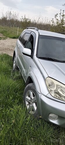 Toyota RAV4 2003, 300,000 km - 2.0 l - Qusar