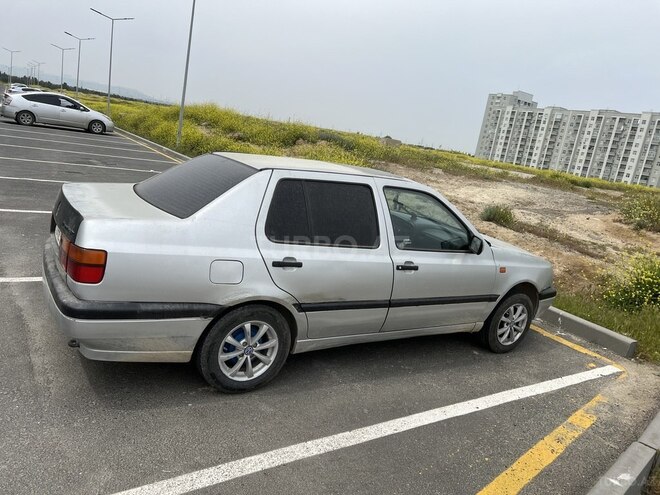 Volkswagen Vento 1992, 300,000 km - 1.8 l - Bakı