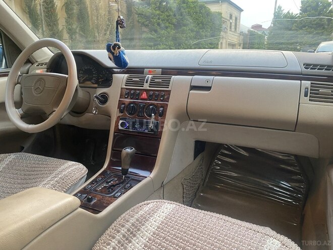 Mercedes E 240 1998, 270,000 km - 2.4 l - Bakı
