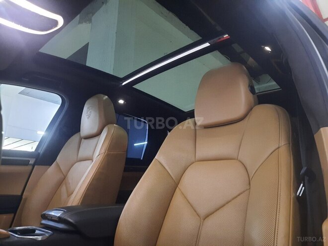 Porsche Cayenne GTS-16