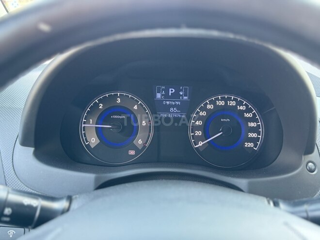 Hyundai Accent-12