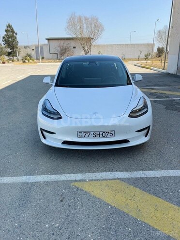 Tesla Model 3-1