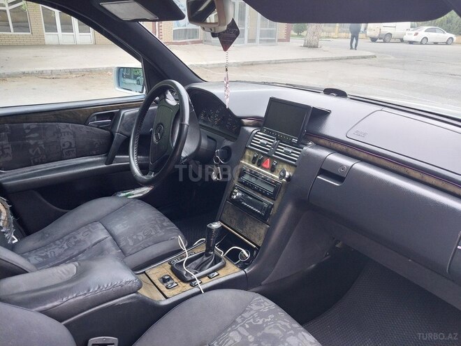 Mercedes E 230 1995, 200,000 km - 2.3 l - Quba