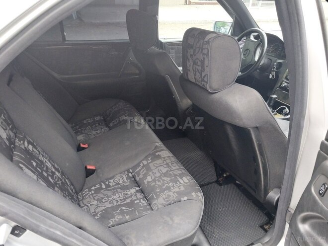 Mercedes E 230 1995, 200,000 km - 2.3 l - Quba