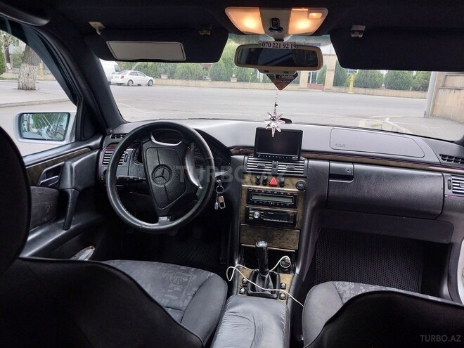 Mercedes E 230 1995, 200,000 km - 2.3 l - Quba