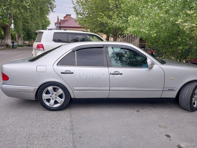 Mercedes E 230 1995, 200,000 km - 2.3 l - Quba