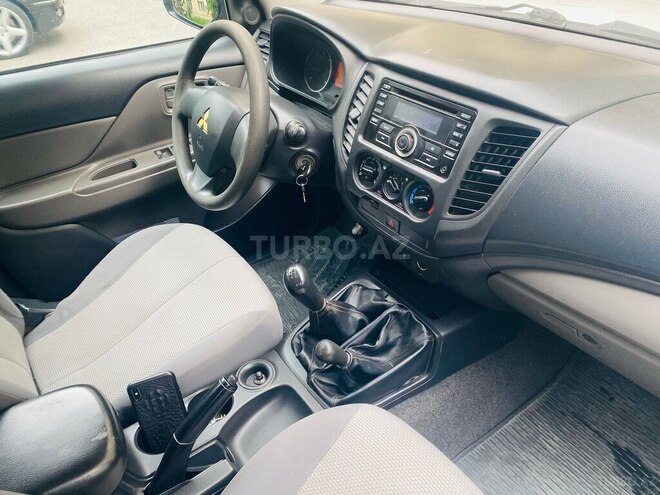 Mitsubishi L200 2016, 270,000 km - 2.5 l - Bakı