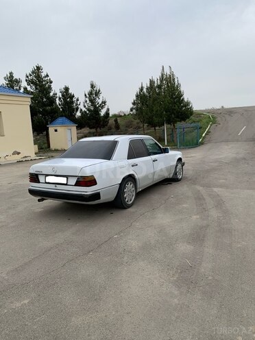 Mercedes E 200 d 1993, 423,112 km - 2.0 l - Sabirabad