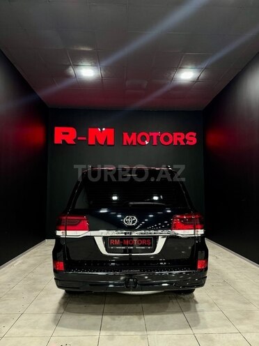 Toyota Land Cruiser-9