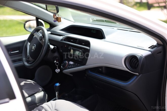 Toyota Prius C 2012, 288,716 km - 1.5 l - Bakı