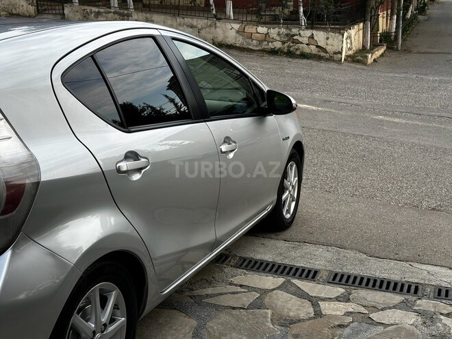 Toyota Prius C 2013, 182,500 km - 1.5 l - Bakı