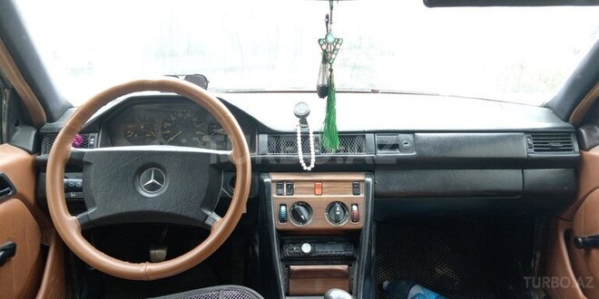 Mercedes C 250 1988, 352,279 km - 2.5 l - Bakı
