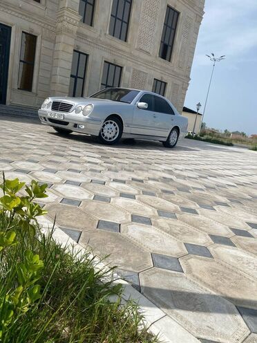 Mercedes E 270 2000, 354,165 km - 2.7 l - Saatlı