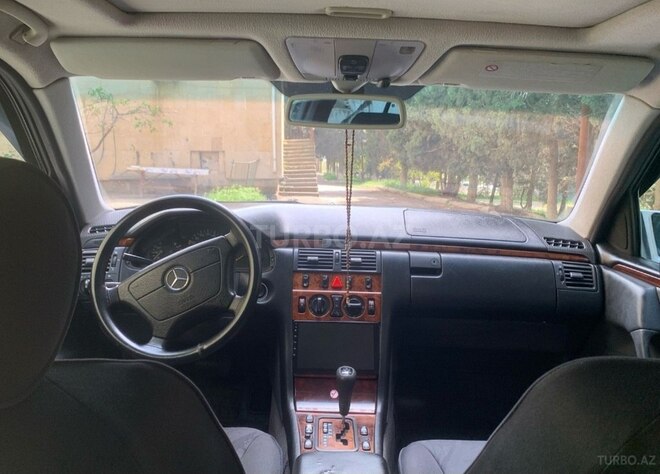 Mercedes E 240 1999, 260,700 km - 2.4 l - Bakı