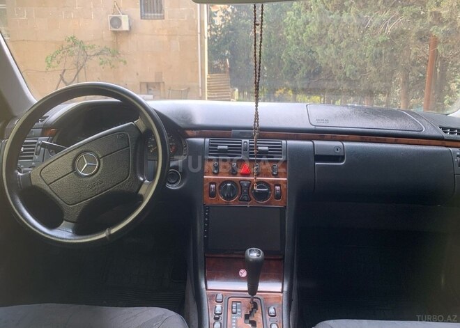 Mercedes E 240 1999, 260,700 km - 2.4 l - Bakı