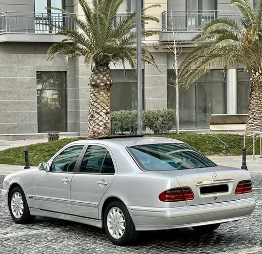 Mercedes E 270 2000, 295,000 km - 2.7 l - Yevlax