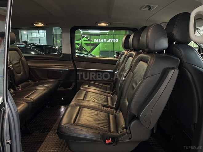 Mercedes V 220-12