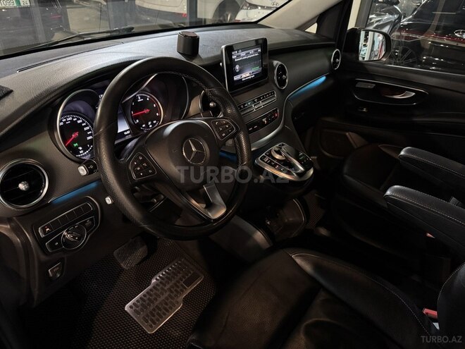 Mercedes V 220-8