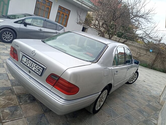 Mercedes E 240 1999, 366,330 km - 2.4 l - Bakı