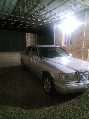 Mercedes E 260 1986, 332,565 km - 2.6 l - Naftalan