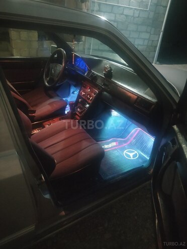Mercedes E 260 1986, 332,565 km - 2.6 l - Naftalan