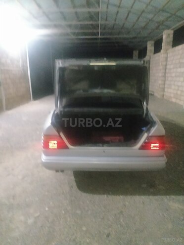 Mercedes E 260 1986, 332,565 km - 2.6 l - Naftalan