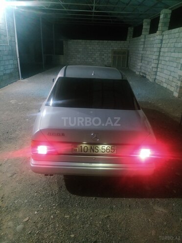 Mercedes E 260 1986, 332,565 km - 2.6 l - Naftalan
