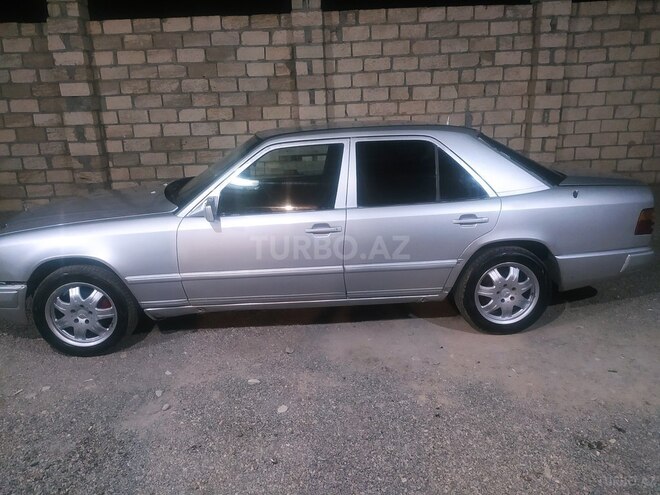 Mercedes E 260 1986, 332,565 km - 2.6 l - Naftalan