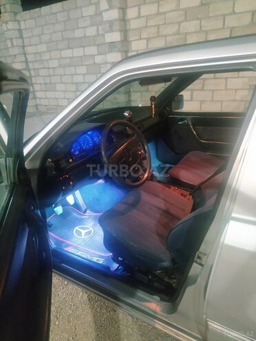 Mercedes E 260 1986, 332,565 km - 2.6 l - Naftalan